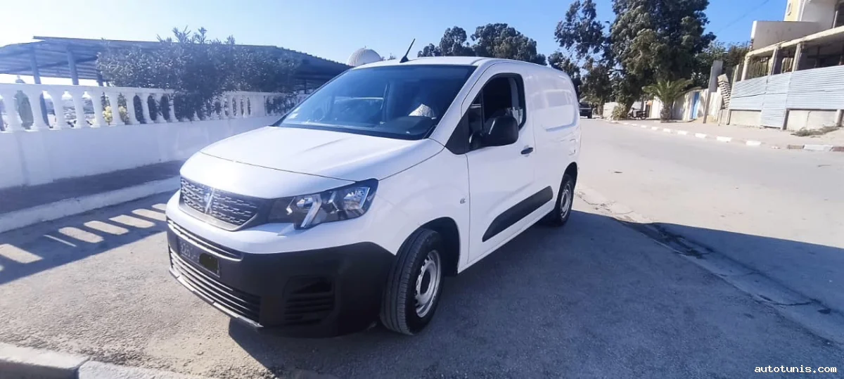 À vendre voiture Peugeot partner k9