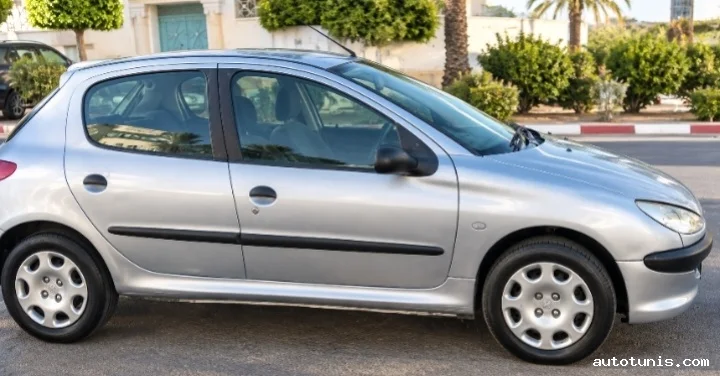 Peugeot 206 en bon état et bien entretenue. Bonne occasion.